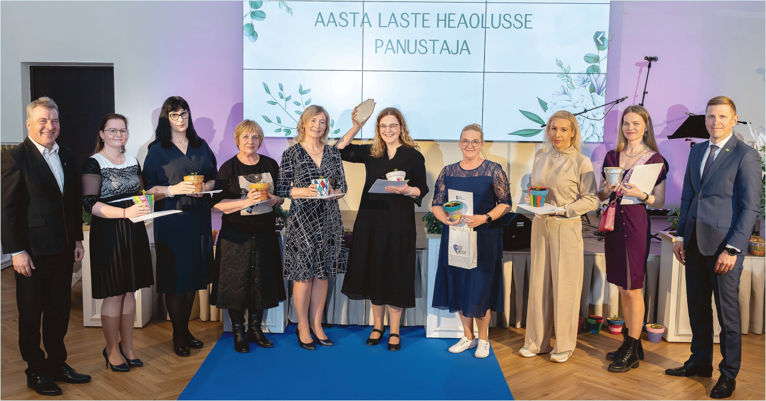 Fotol vasakult: Võrumaa arenduskeskuse nõukogu esimees Raul Kudre, Antsla gümnaasiumi tugispetsialist Tiiu Saar, Võru Järve kooli õpetaja abi Eve Jõelaid, Võru Järve kooli õpetaja abi Kersti Aia, Võru Järve kooli sotsiaalpedagoog Karmen Kartsepp, psühholoog Tea Ausin, Võru Kreutzwaldi kooli kooliõde Tiia Ingermann, spordiklubi Byakko ujumistreener Kätlin Toots, Võru linna noorte heaoluspetsialist Päivi Kahusk ja Võrumaa arenduskeskuse juhatuse liige Tiit Toots. Foto: AIGAR NAGEL